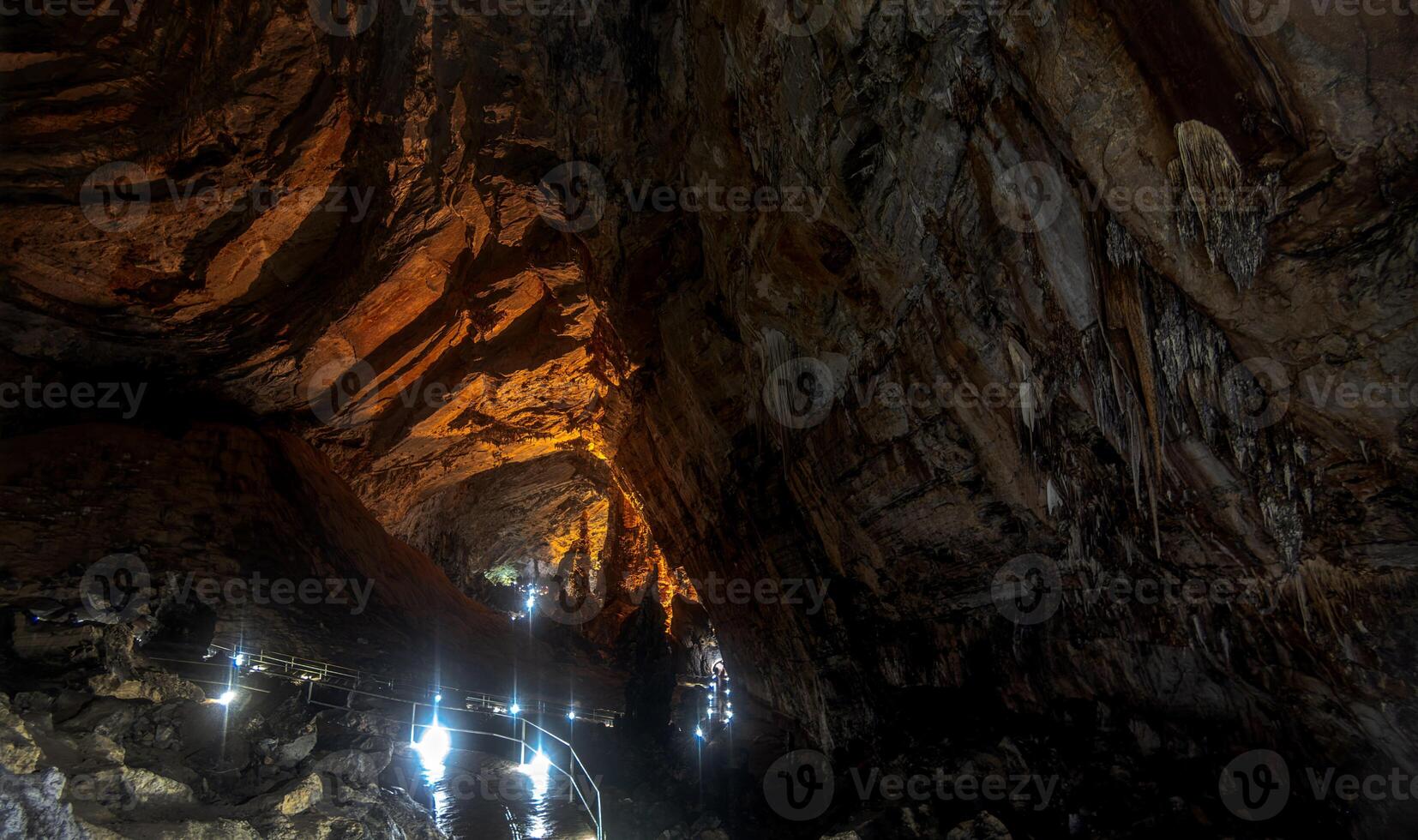 Exploring the stunning cave formations at Parque Nacional Grutas de Cacahuamilpa in Mexico photo
