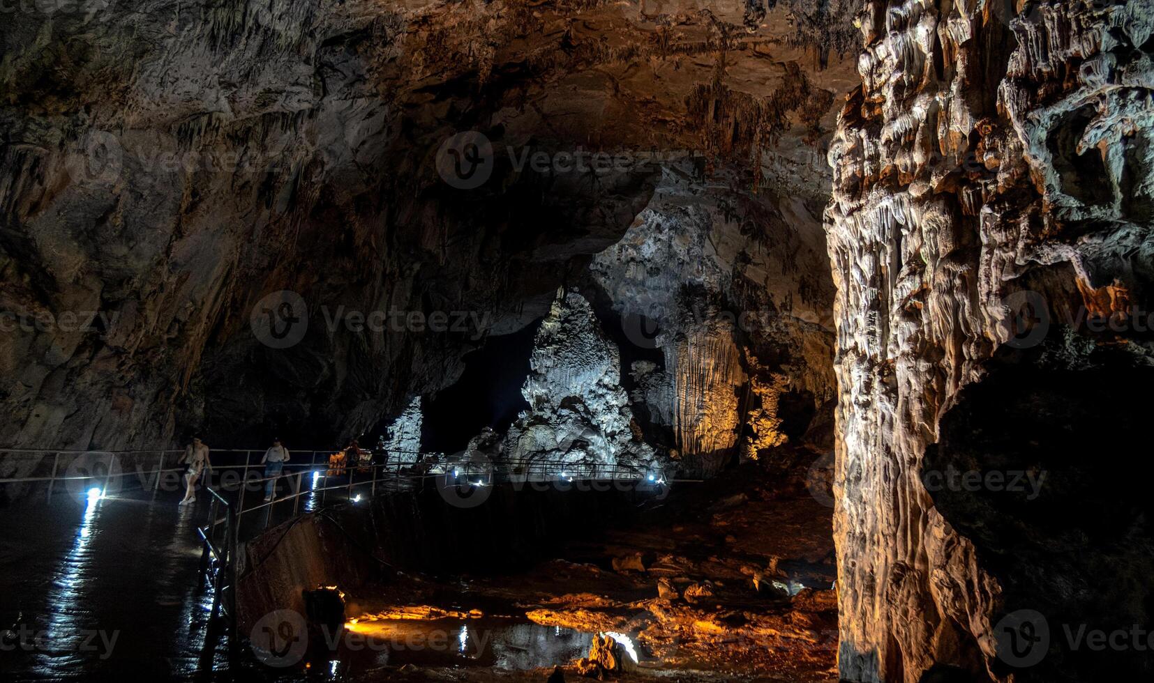 Exploring the enchanting caves of Parque Nacional Grutas de Cacahuamilpa in Mexico photo