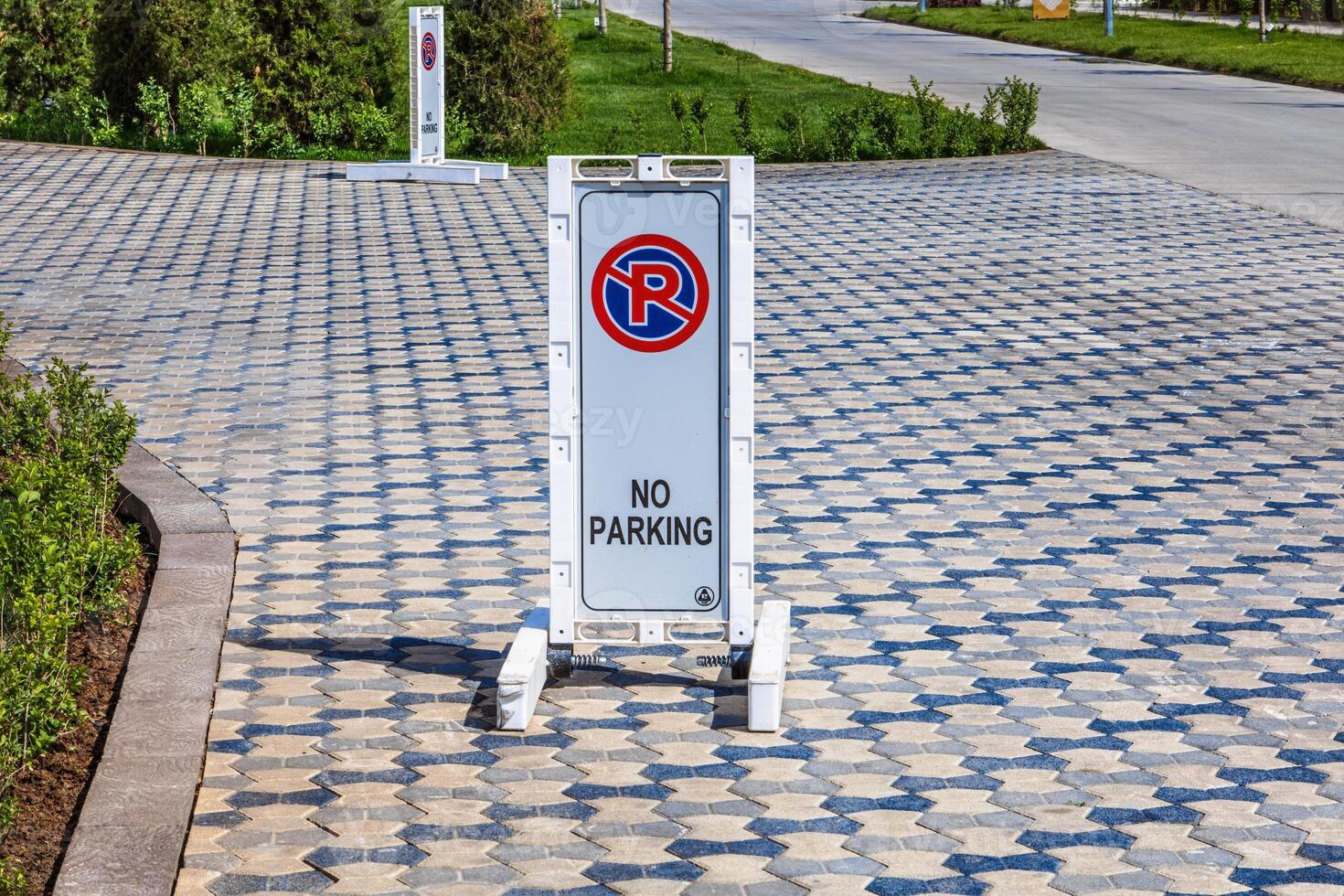 Sign prohibiting parking in the city no parking photo