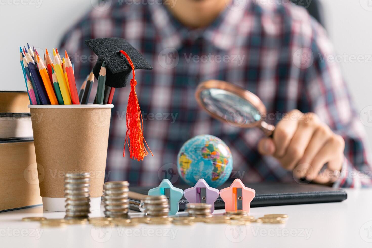 Studying abroad offers an international education that enhances cognition, allowing students to explore the globe and gain a global perspective on business and school. analysis, awareness, teaching photo