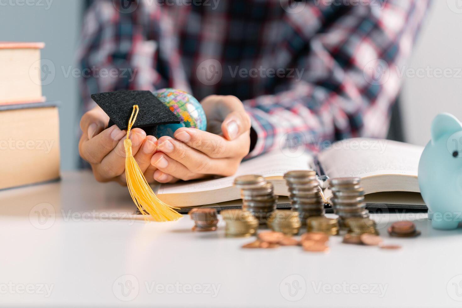 Studying abroad offers an international education that enhances cognition, allowing students to explore the globe and gain a global perspective on business and school. analysis, awareness, teaching photo