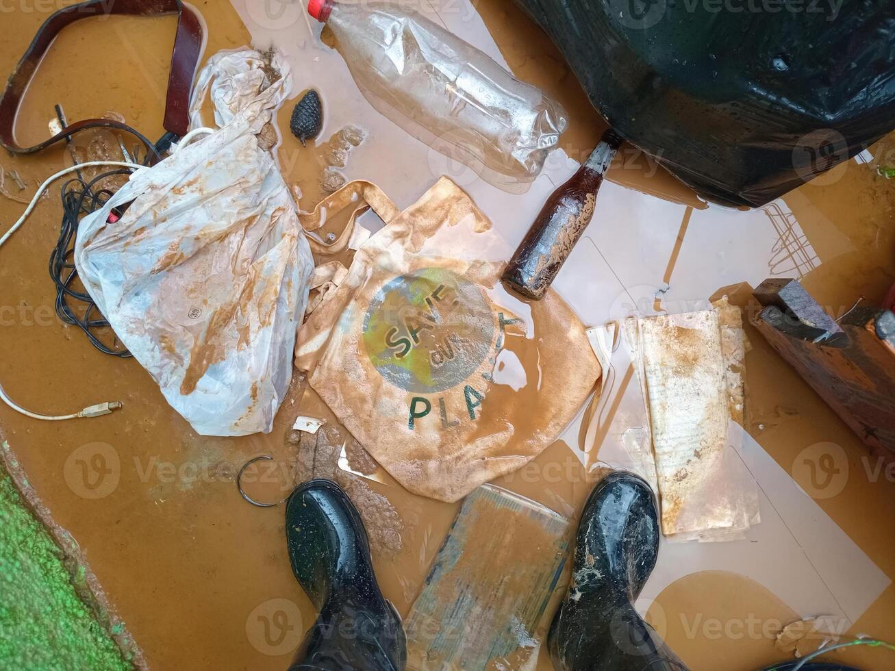 p Mud and other garbage caused danger storms. photo