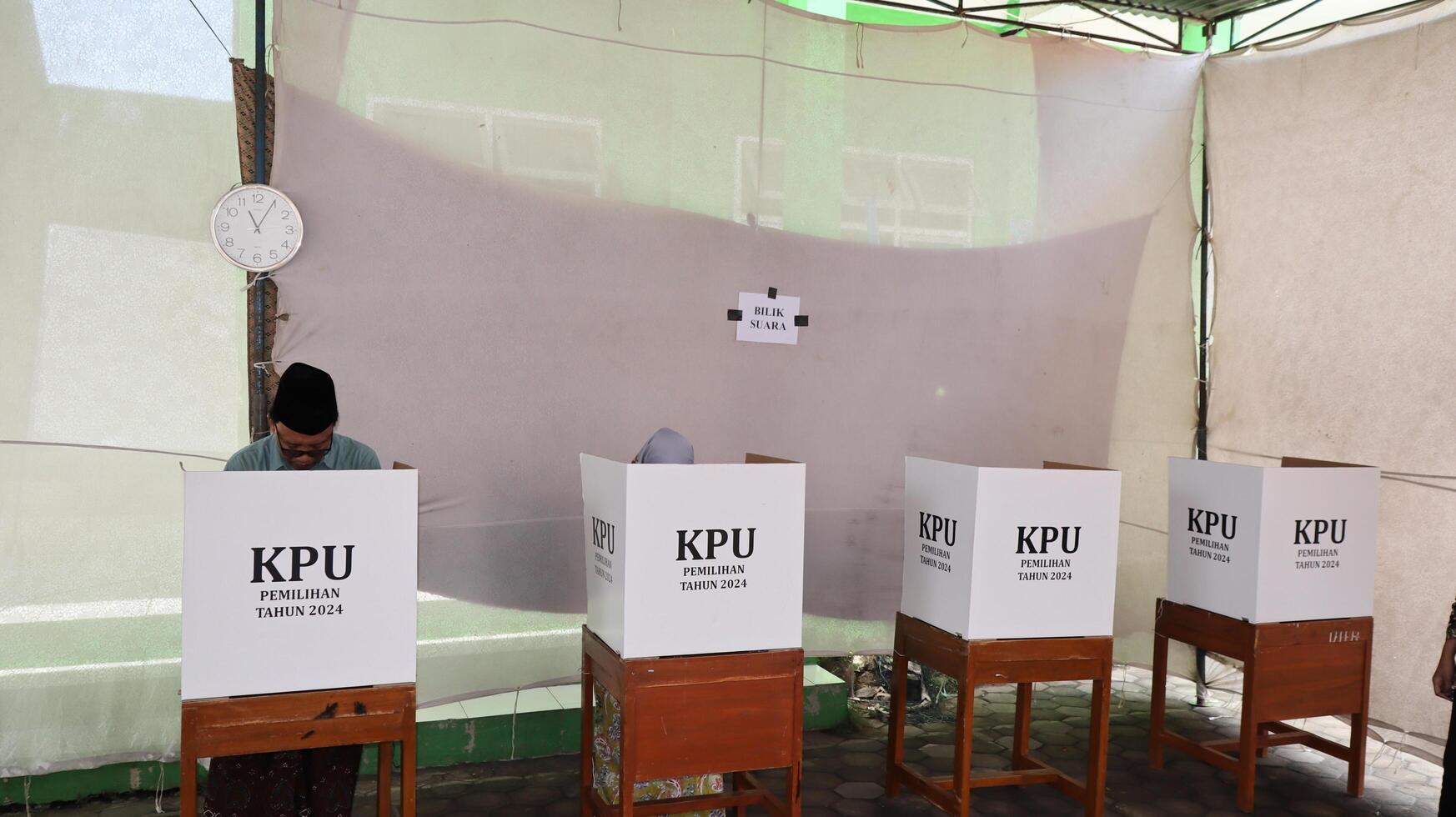 Regional head election process, residents vote at polling stations photo