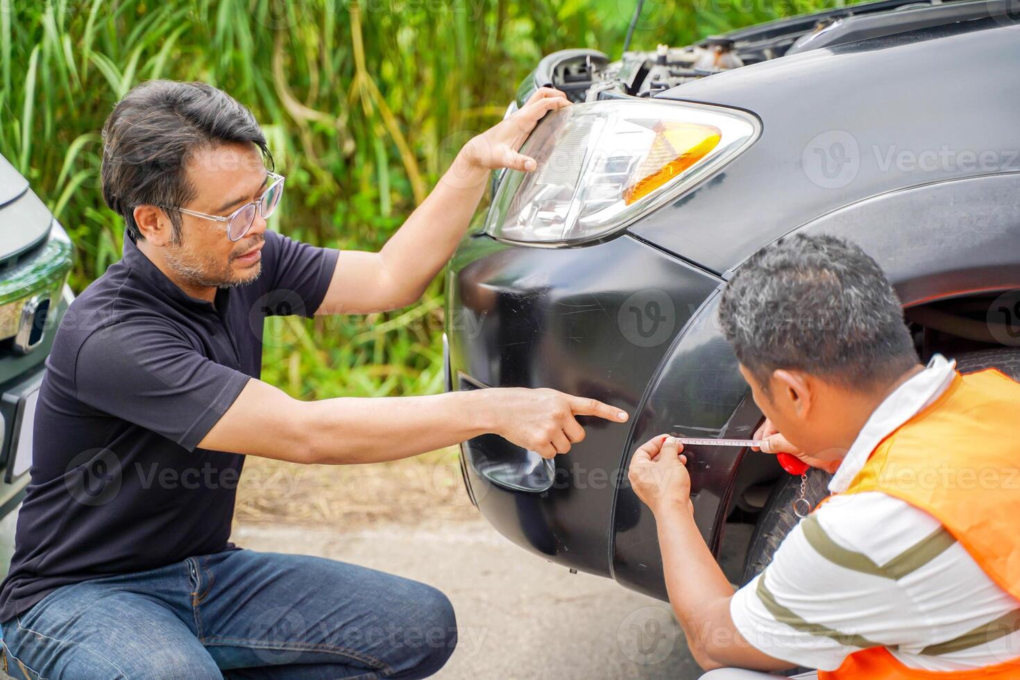 A car mechanic measures the length of the front bumper's wound according to the vehicle's entry point to wait for repair photo