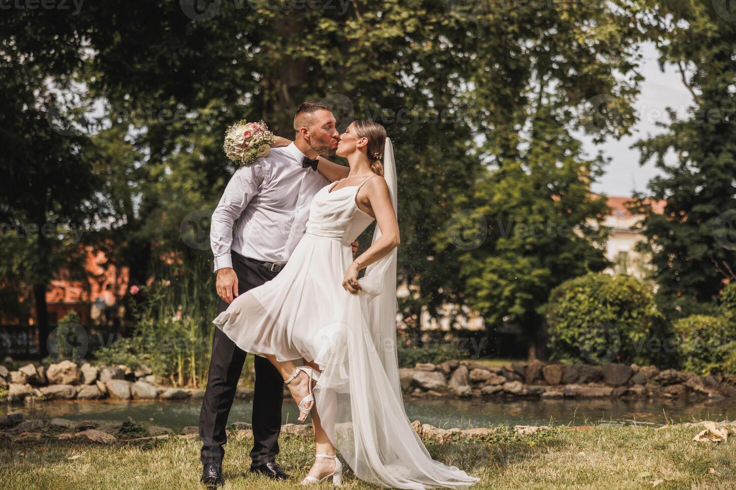 Just Married kiss photo