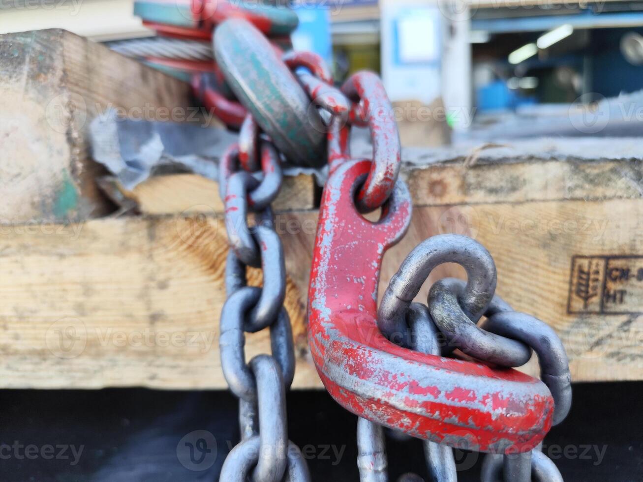 A chain is attached to a wooden pallet photo