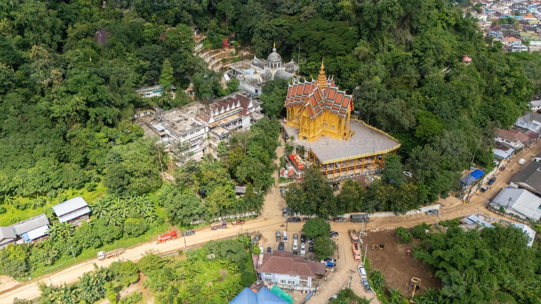 aéreo ver de wat eso Pha Jom templo en mae sai distrito de chiang rai provincia, tailandia esta templo es situado en un colina cerca el Tailandia y myanmar borde. foto