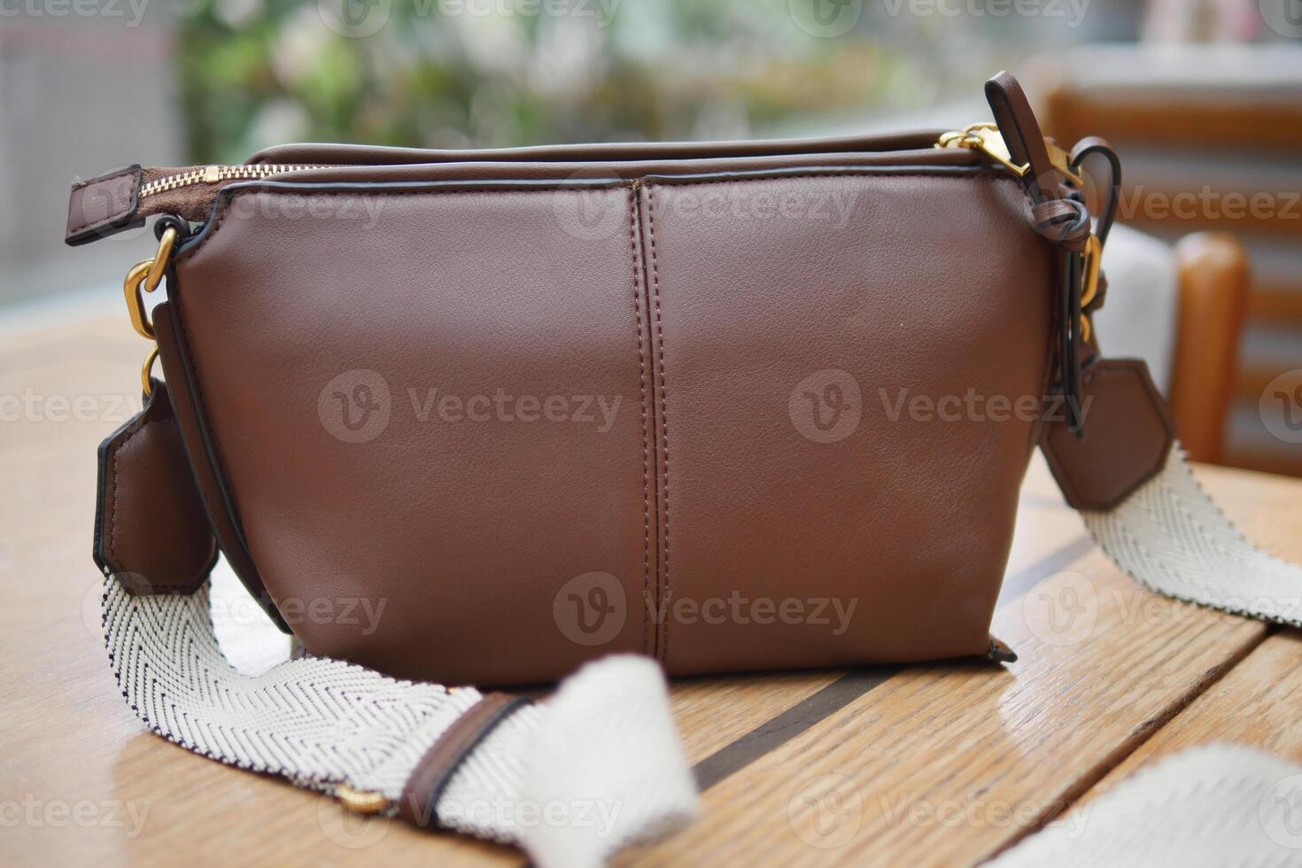 Stylish Brown Leather Handbag Featuring a Convenient Shoulder Strap photo