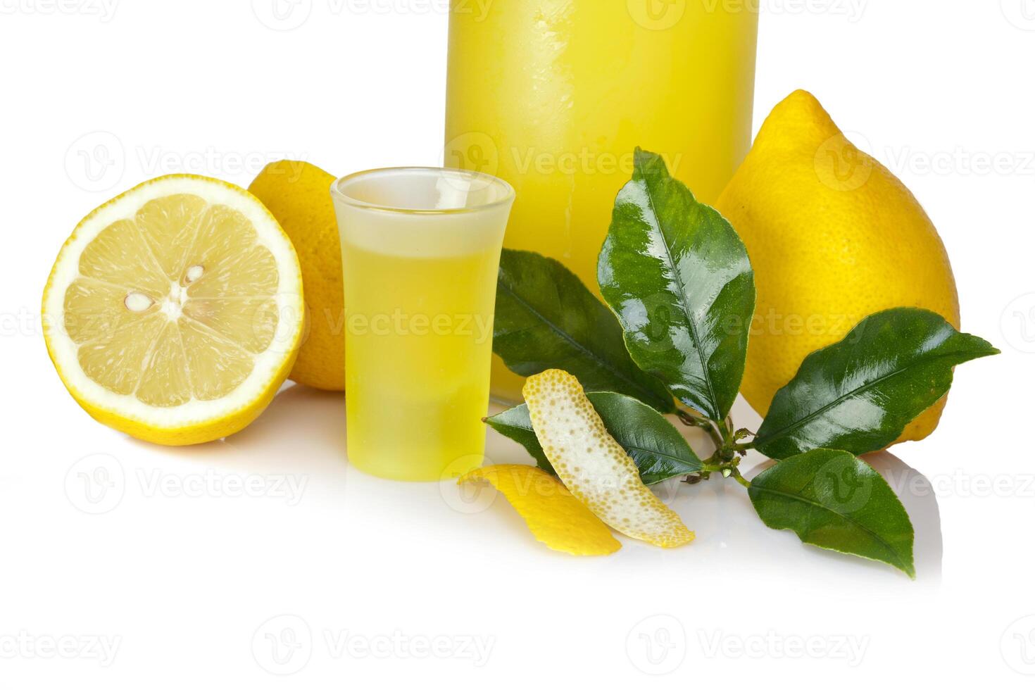 A glass of lemonade and a lemon photo
