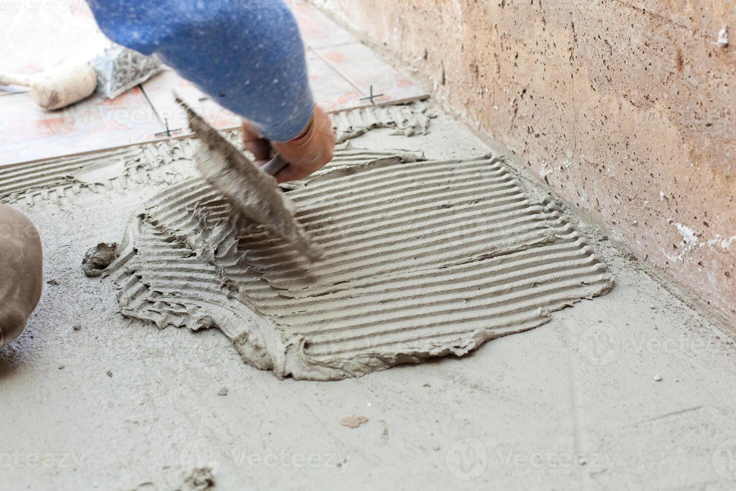 Tiler works with flooring photo