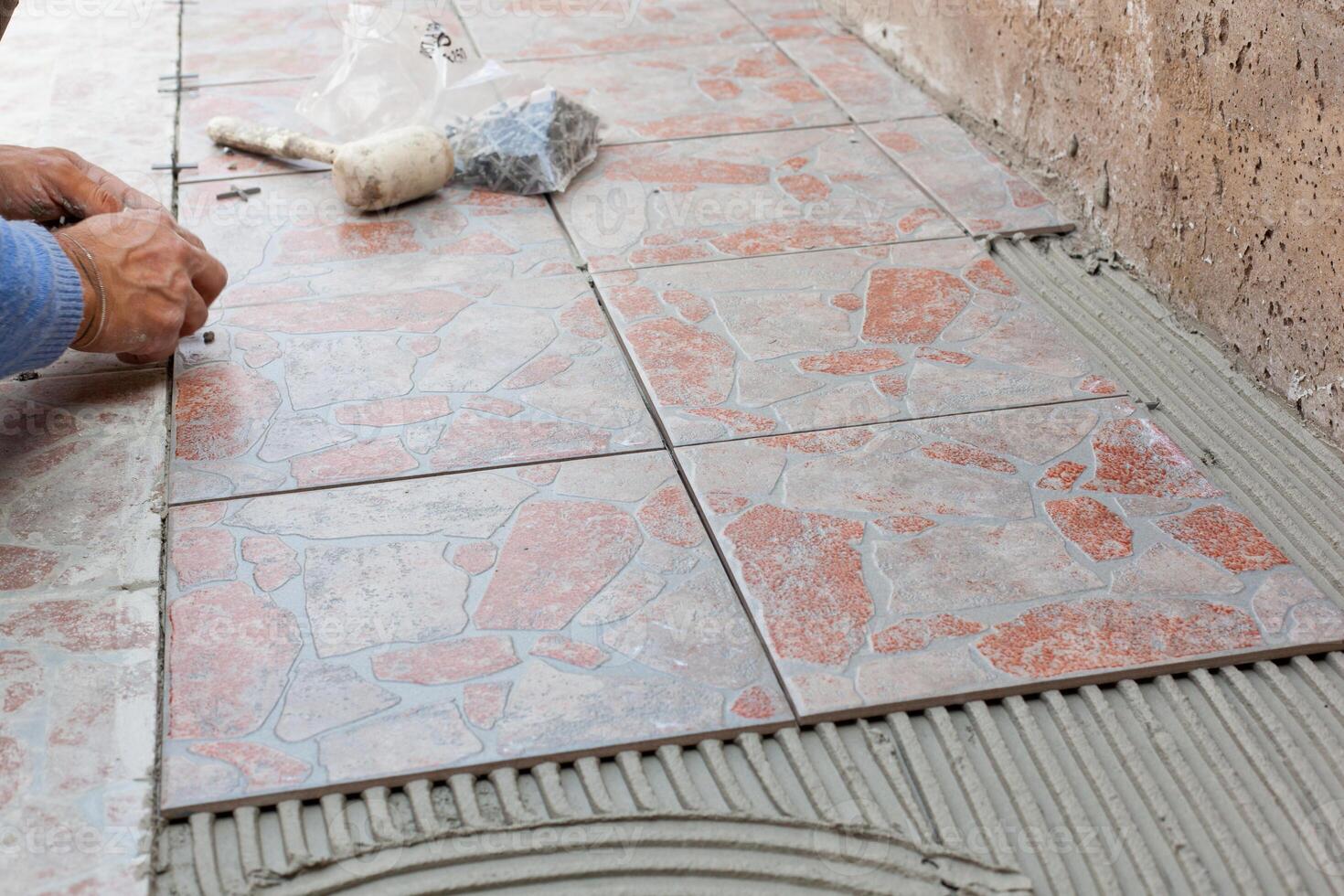 Tiler works with flooring photo