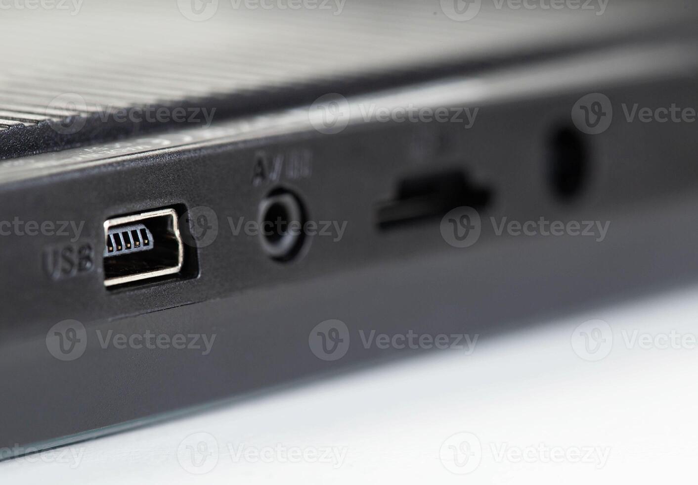 electrical inputs and outputs in the rear view mirror, memory card input, GPS and usb photo