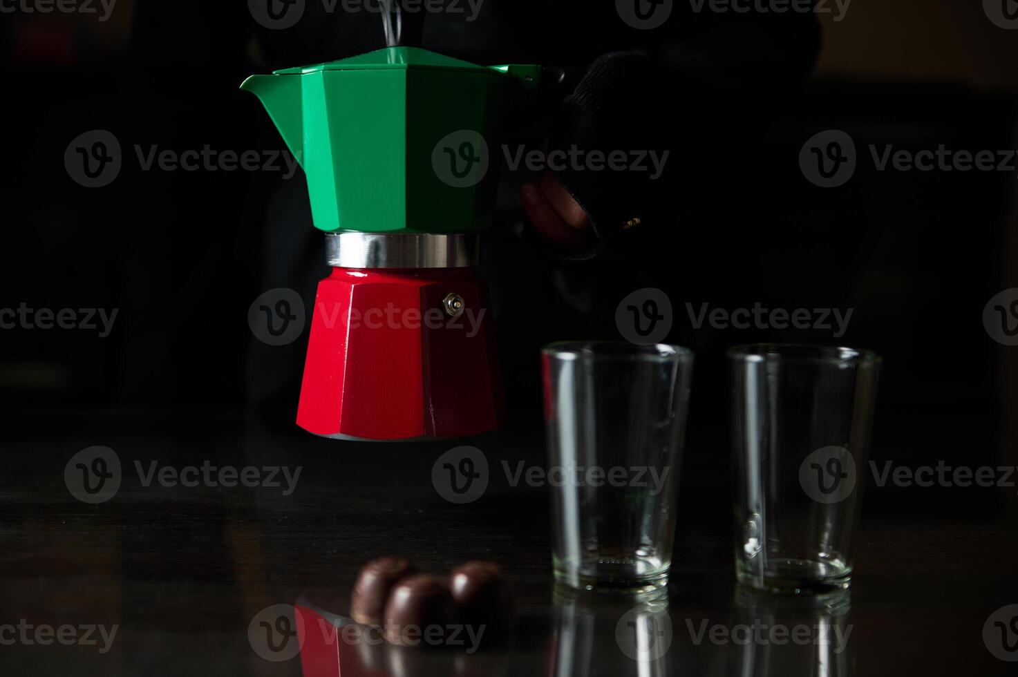 vistoso moka maceta con lentes y chocolates en oscuro antecedentes foto