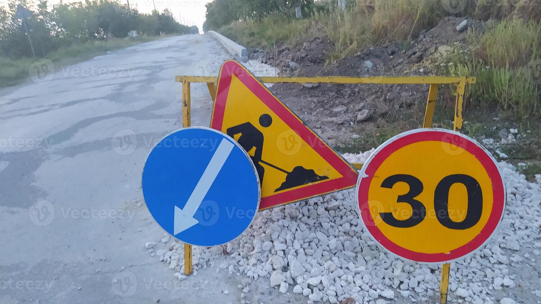 Important Road Construction Signs Featuring Speed Limit Alerts and Directional Guidance photo