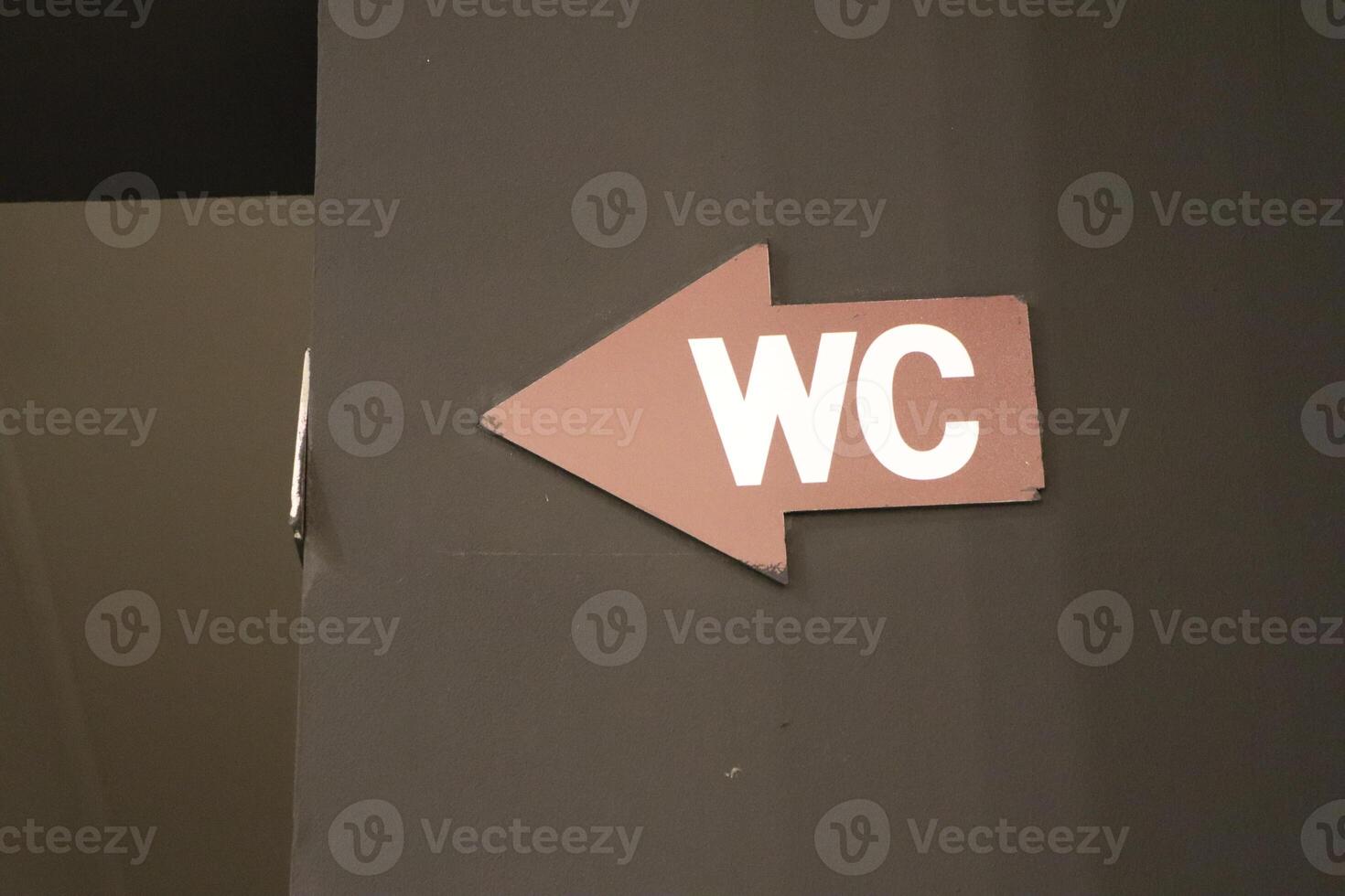 This sign indicates the direction of the restroom, offering guidance to those seeking facilities photo