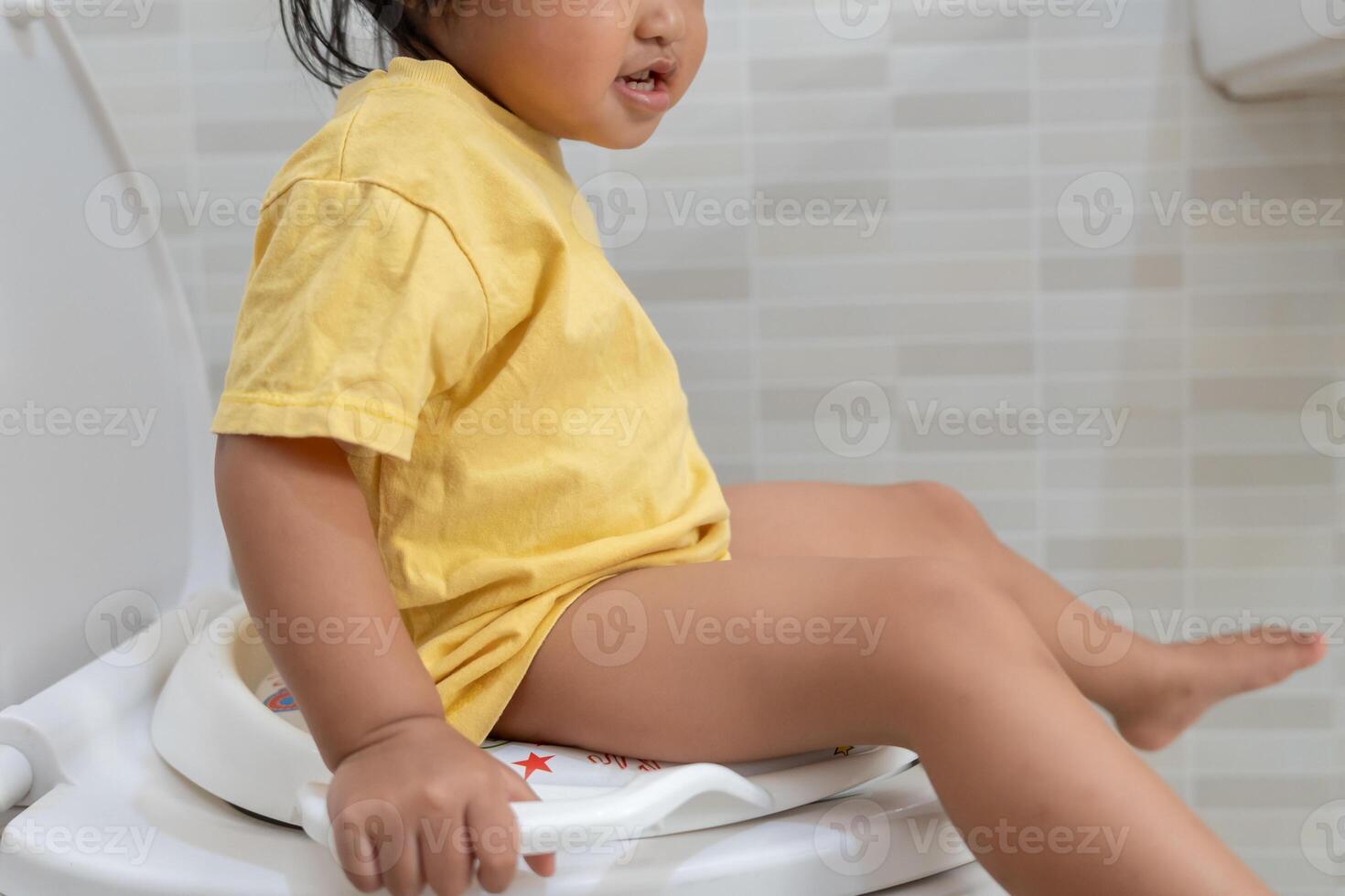 child going to the toilet, constipation in children, dyspepsia, abdominal pain, crying, defecating, straining, urinary incontinence, blood in the stool, bowel problems, ulcerative colitis, diarrhea photo
