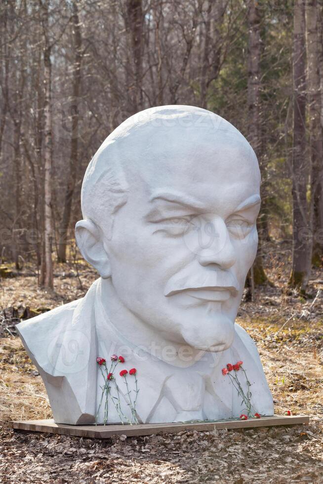 Monument of Lenin in park of Razliv lake photo