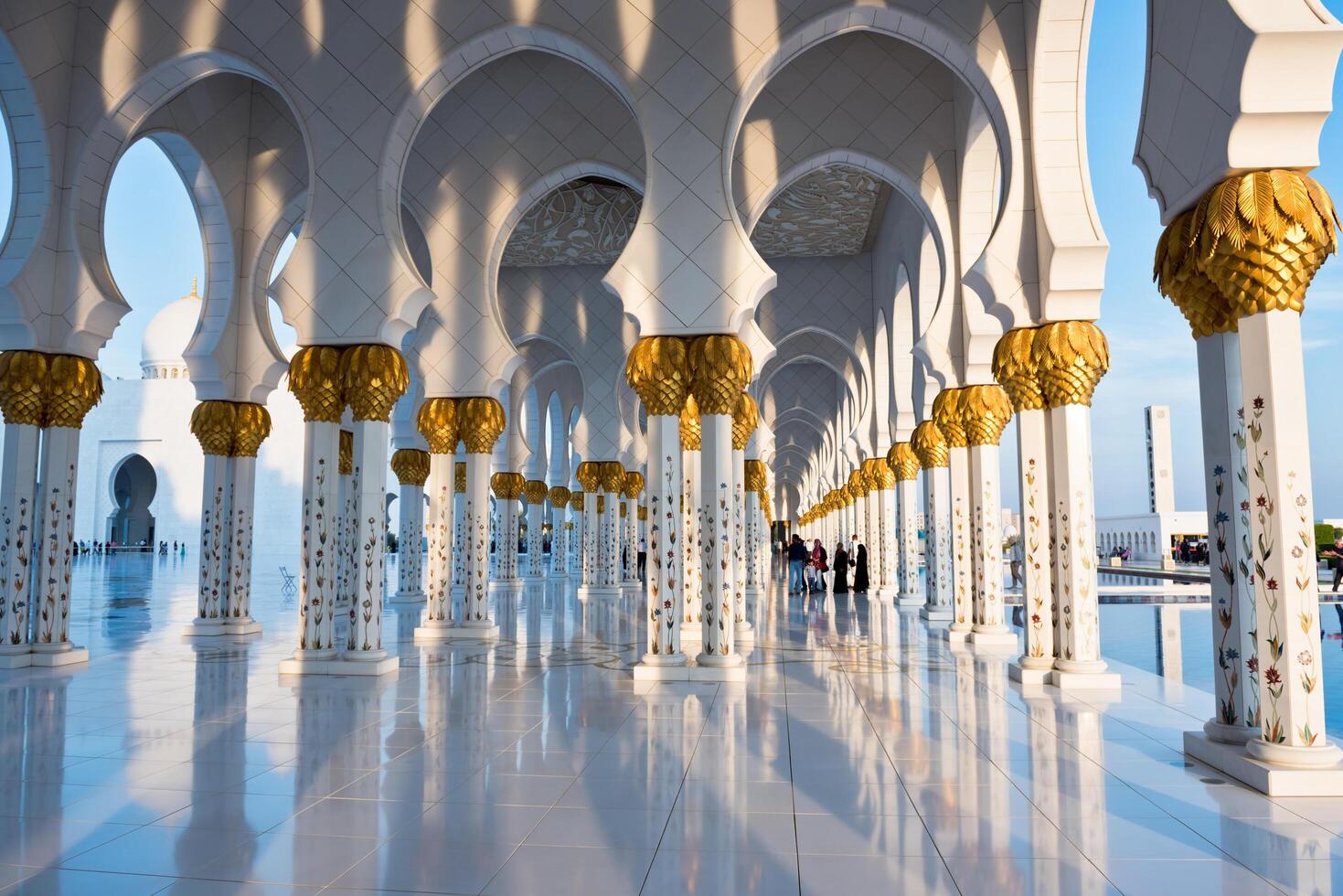 Sheikh Zayed White Mosque in Abu Dhabi, UAE photo