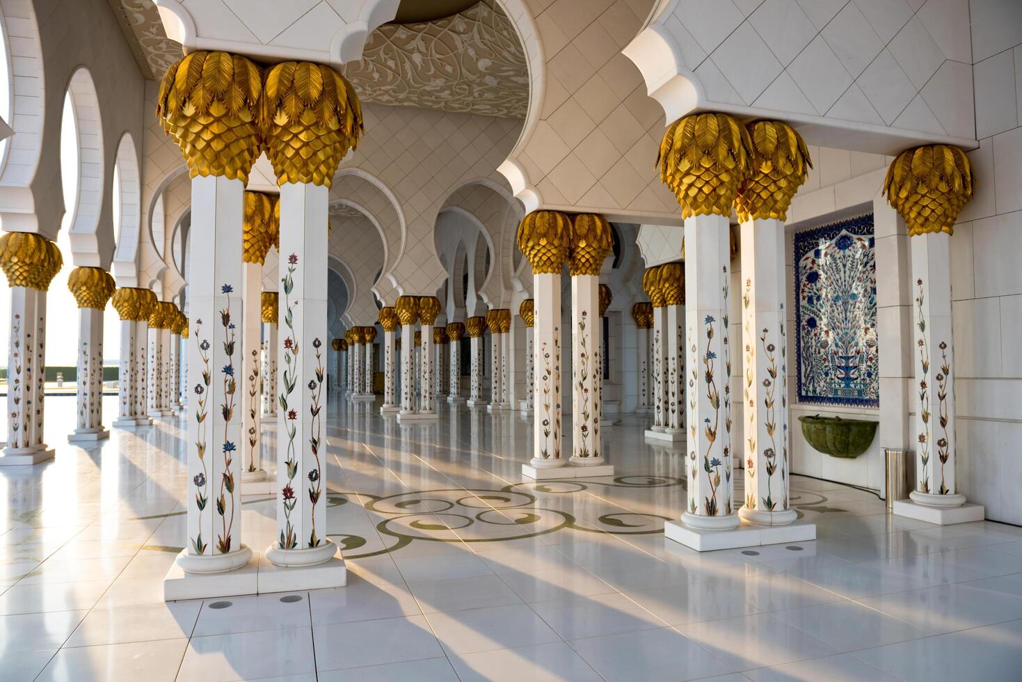 Sheikh Zayed White Mosque in Abu Dhabi, UAE photo