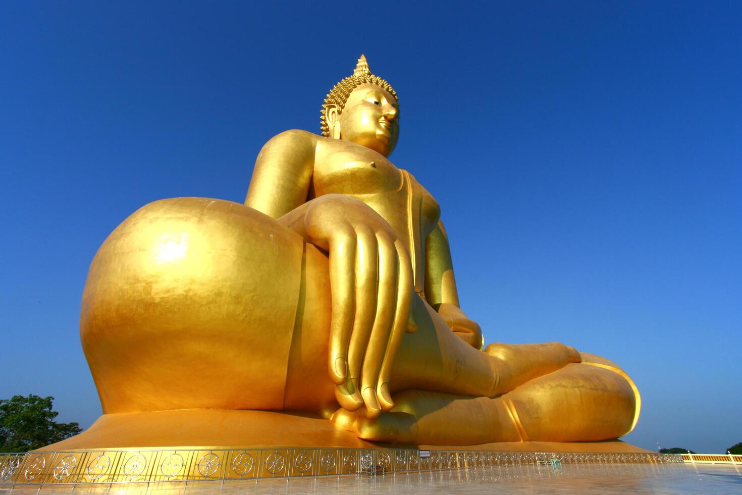 A large golden statue photo