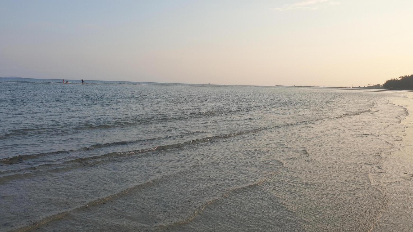 Sunset serenity beach walkers enjoy tranquil coastal vibes seaside photography evening peaceful concept photo