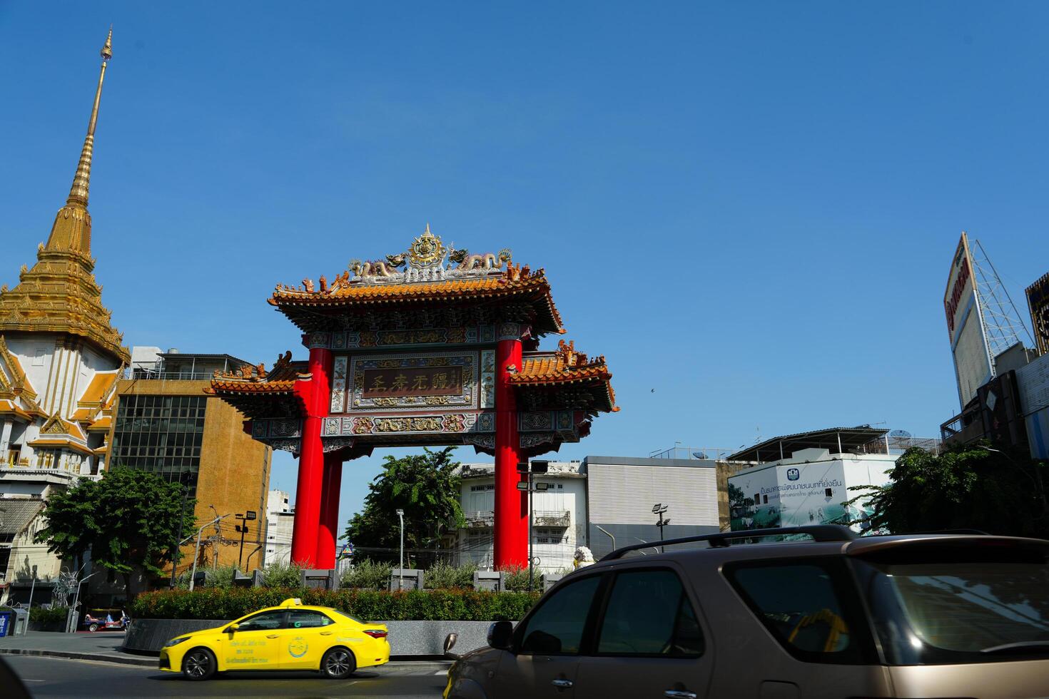 Bangkok, Thailand November 27, 2024 The Odean Circle, also known as Chinatown Gate, is a notable landmark at the start of Yaowarat Road. photo