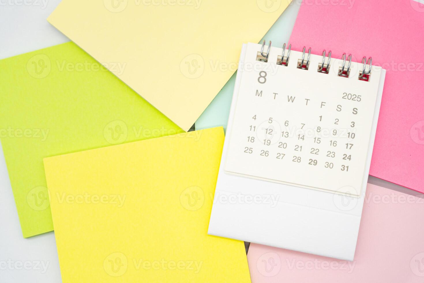 Simple desk calendar for AUGUST 2025 with Sticky note. Calendar concept with copy space. 2025 AUG calendar. photo