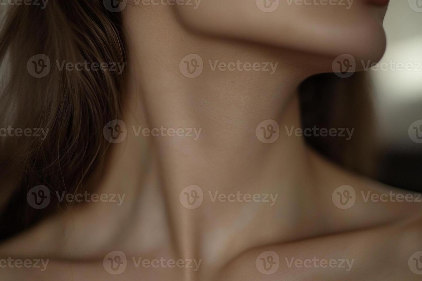 un mujer cuello con un largo cuello foto
