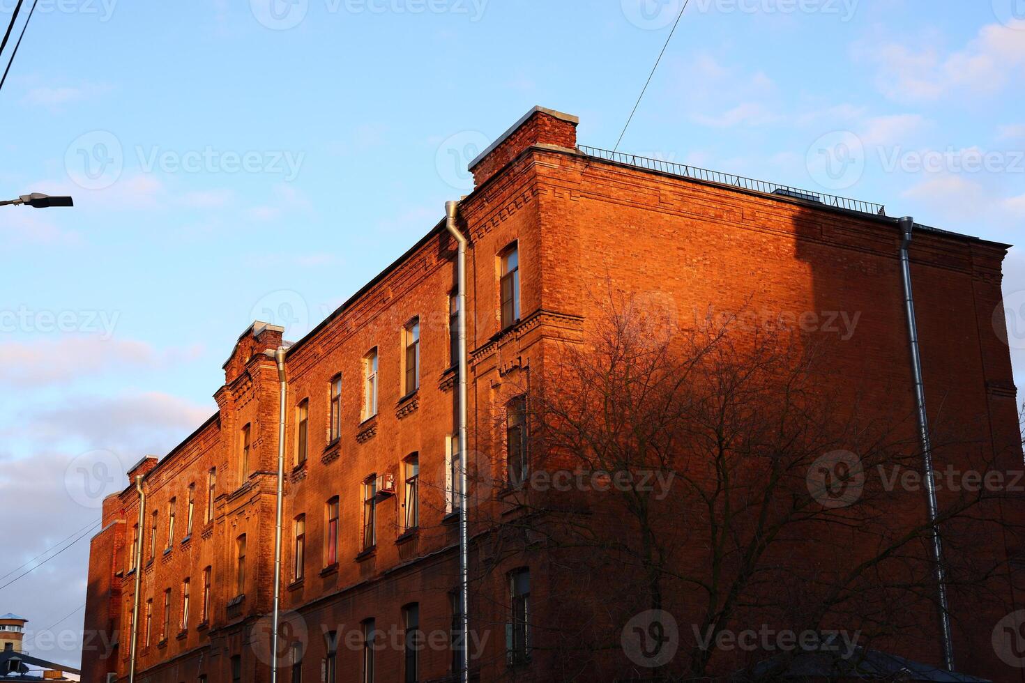 A stunning and picturesque sunset casting beautiful hues over a brick building in the city photo