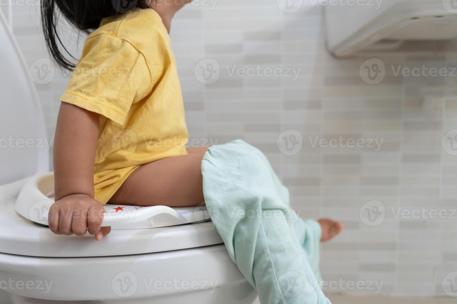 child going to the toilet, constipation in children, dyspepsia, abdominal pain, crying, defecating, straining, urinary incontinence, blood in the stool, bowel problems, ulcerative colitis, diarrhea photo