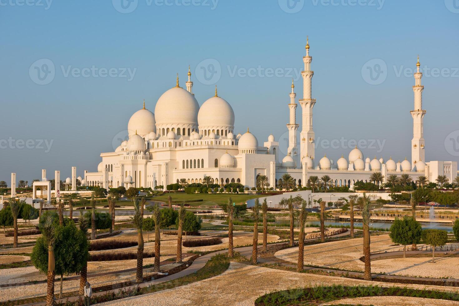 Sheikh Zayed White Mosque in Abu Dhabi, UAE photo