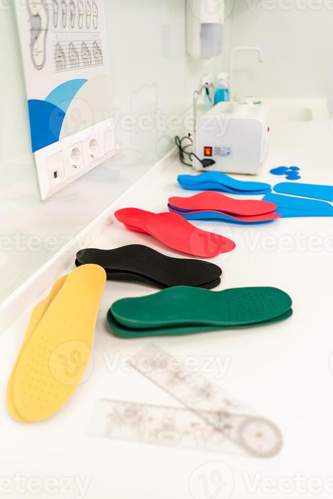 Orthopedic insole. The orthopedist works with the patient. Orthopedic clinic. Choice of insoles in an orthopedic clinic. The orthopedist offers the insole to the patient Foot care photo