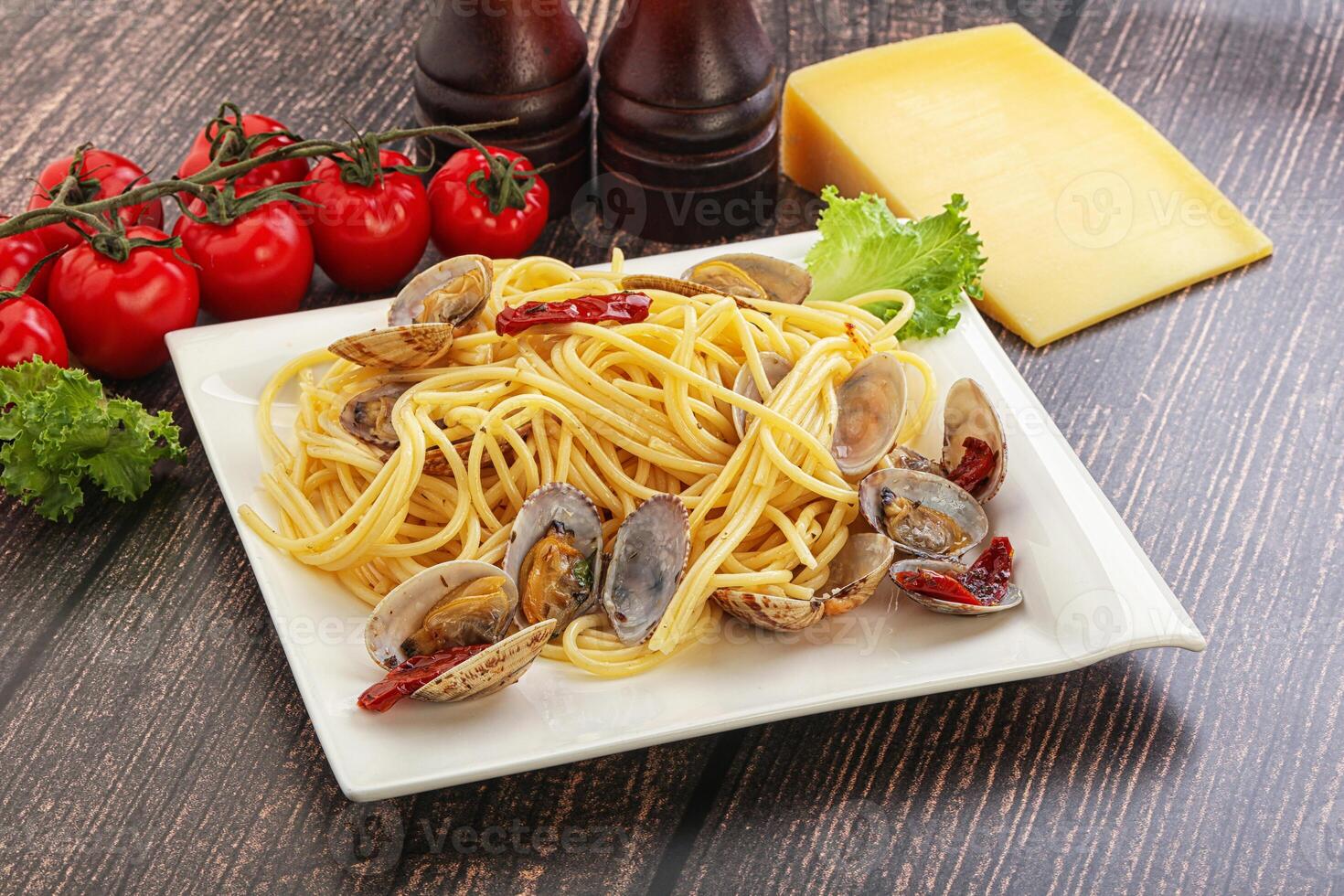 Pasta with vongole and tomato photo