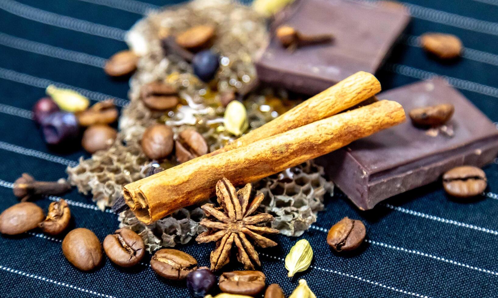Warm and spicy olfactory pyramid with tobacco, vanilla, chocolate, cinnamon, cloves, cardamom, honey, star anise, juniper and coffee photo