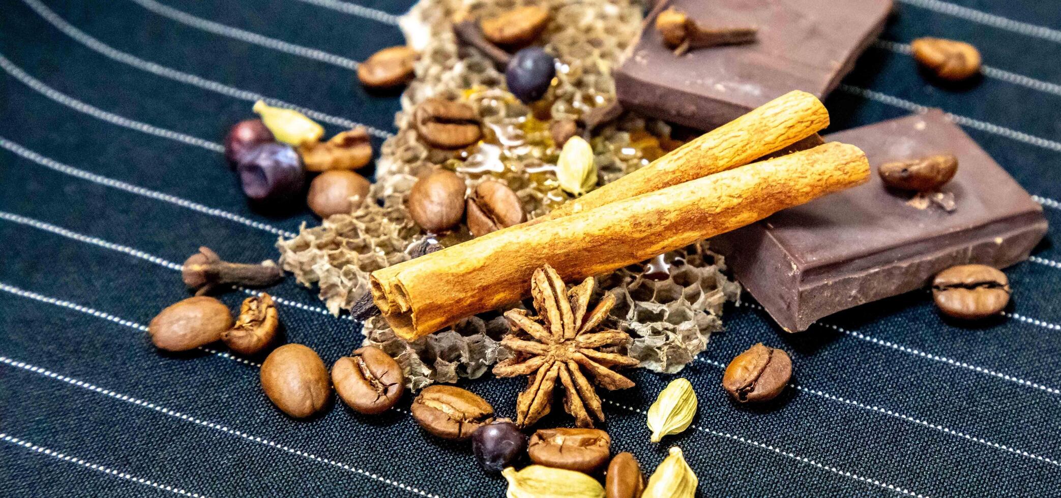 Warm and spicy olfactory pyramid with tobacco, vanilla, chocolate, cinnamon, cloves, cardamom, honey, star anise, juniper and coffee photo