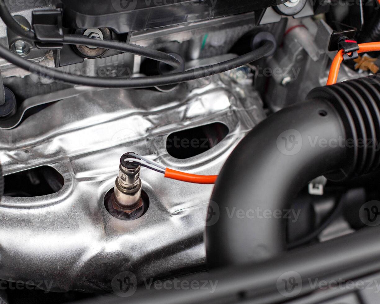 Sensor lambda probe in an internal combustion engine in the engine compartment. Estimation of residual oxygen in exhaust gases, industry photo