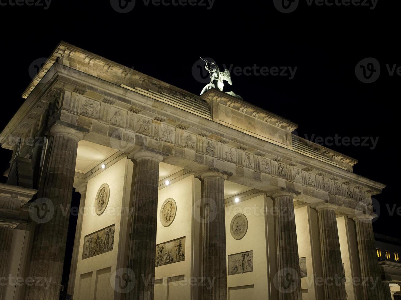 The brandenburg gate at night photo