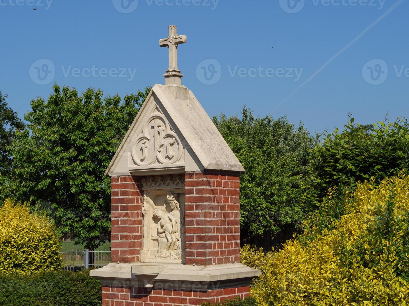 A small brick building photo