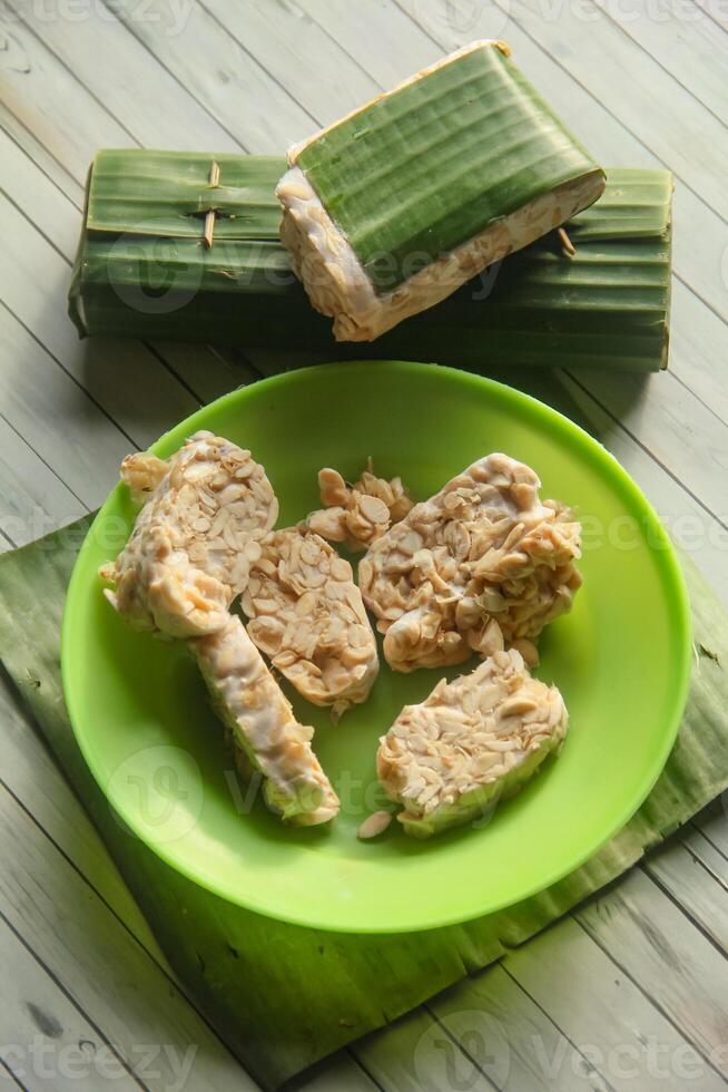 Raw Tempeh, Tempeh is a food made from soybeans and fermented rhizopus fungi, tempeh is a typical Indonesian food, tempeh is a healthy food made from soybeans photo