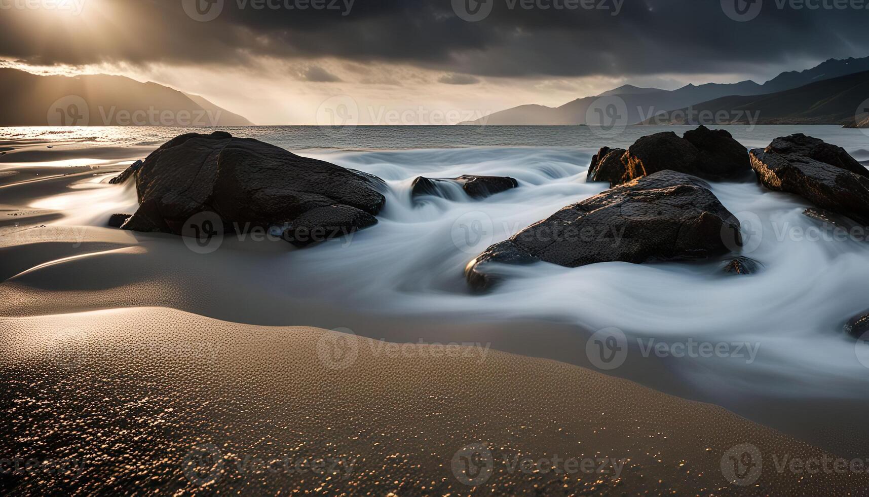 dramático costero puesta de sol con suave agua foto