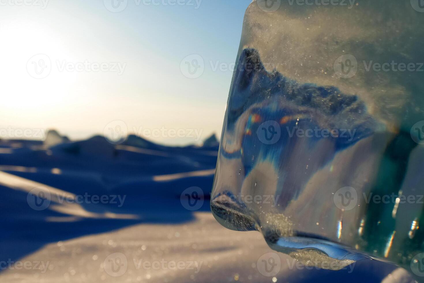 invierno paisaje de lago Baikal. hermosa montañas en el nieve y cielo foto