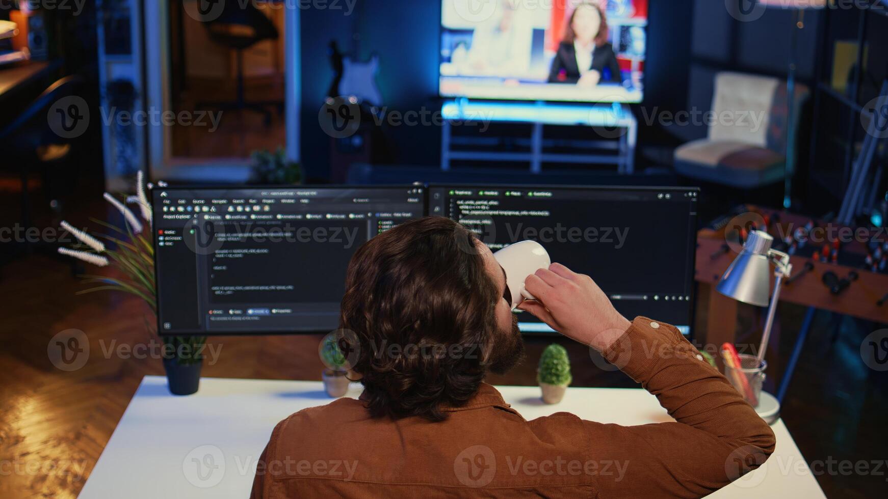 administración utilizando javascript codificación idioma a fortalecer seguridad y salvaguardia consumidor datos, remotamente trabajando para eso compañía. software desarrollador mejorando binario código guiones en computadora Terminal, cámara si foto