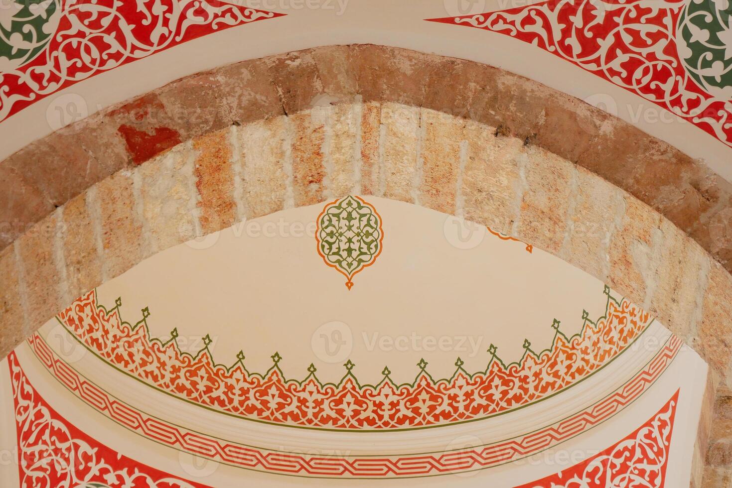 Intricate Moroccan archway decoration highlights expert stonework craftsmanship photo