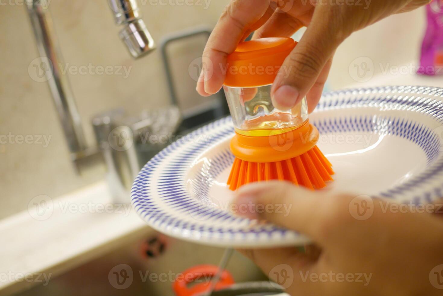An Extremely Effective Cleaning Tool Specifically Designed for Kitchen Utensils and Bowls photo
