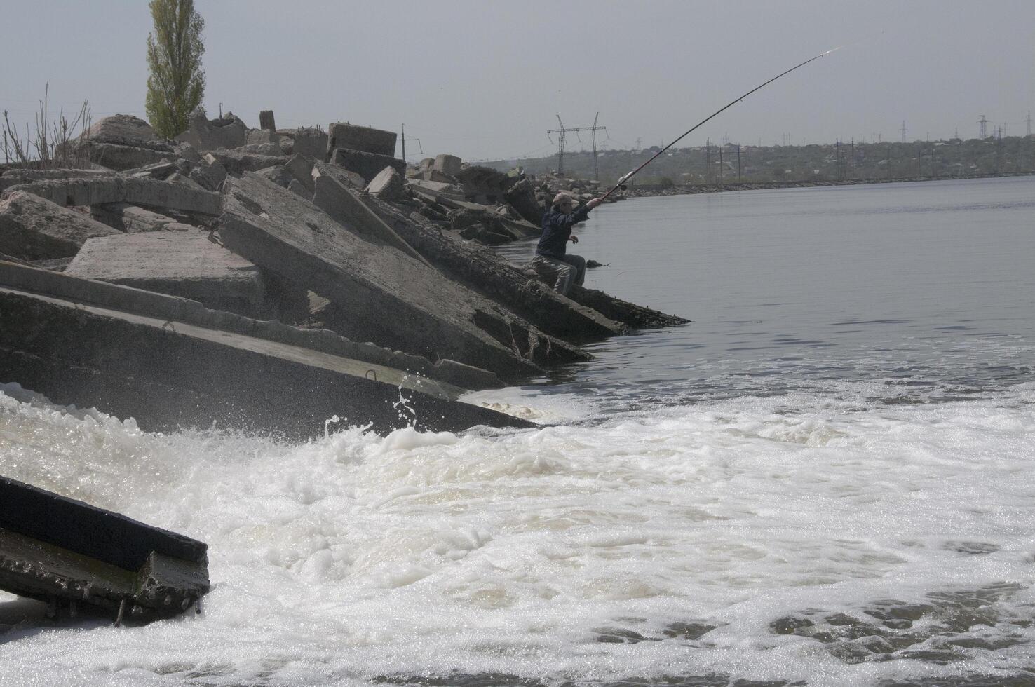 Dirty water is pumped into Hadzhibeysky estuary, fisherman catches poisoned fish. Eutrophication of the reservoir, the problem of ecology photo