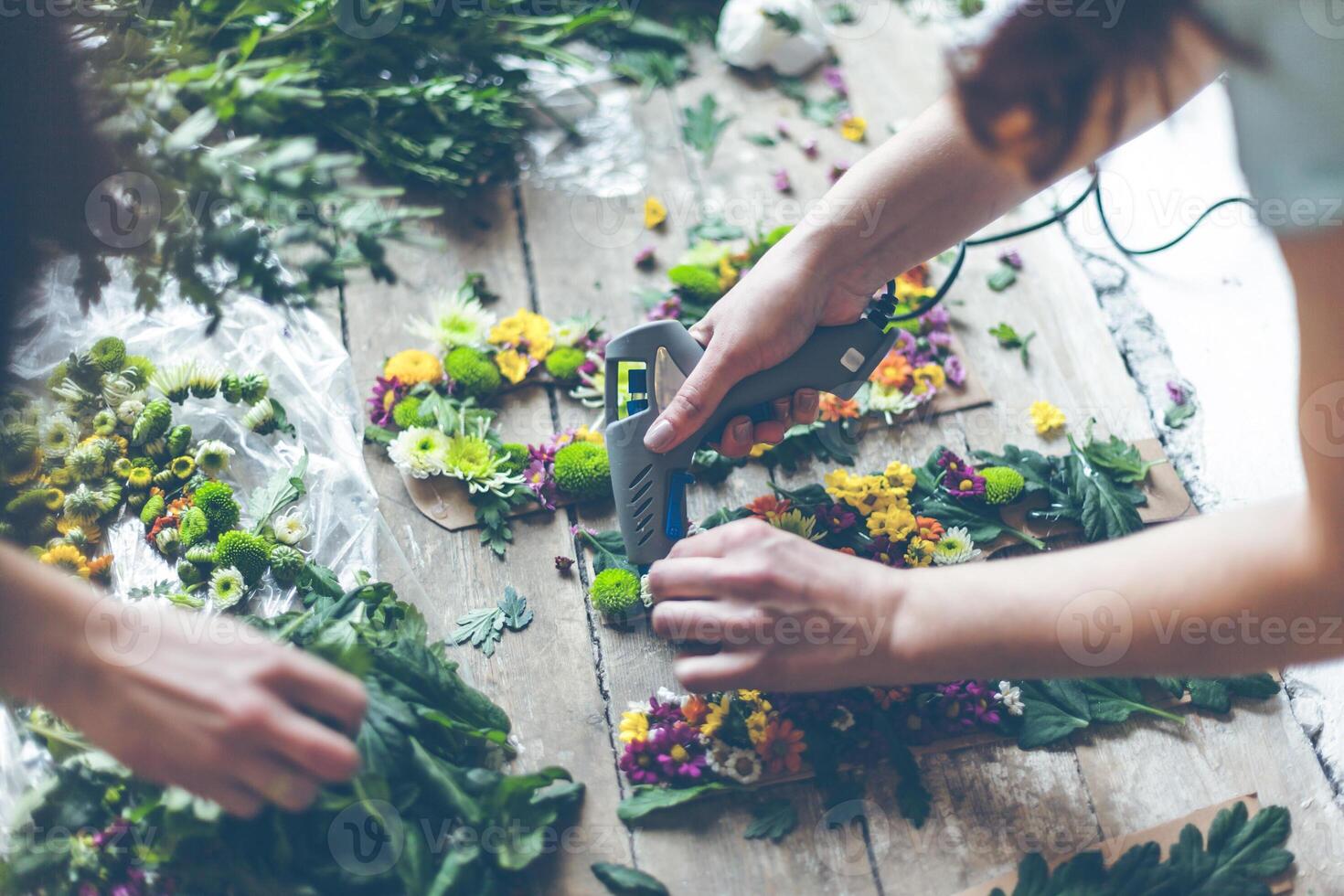 Florist making flower decoration photo