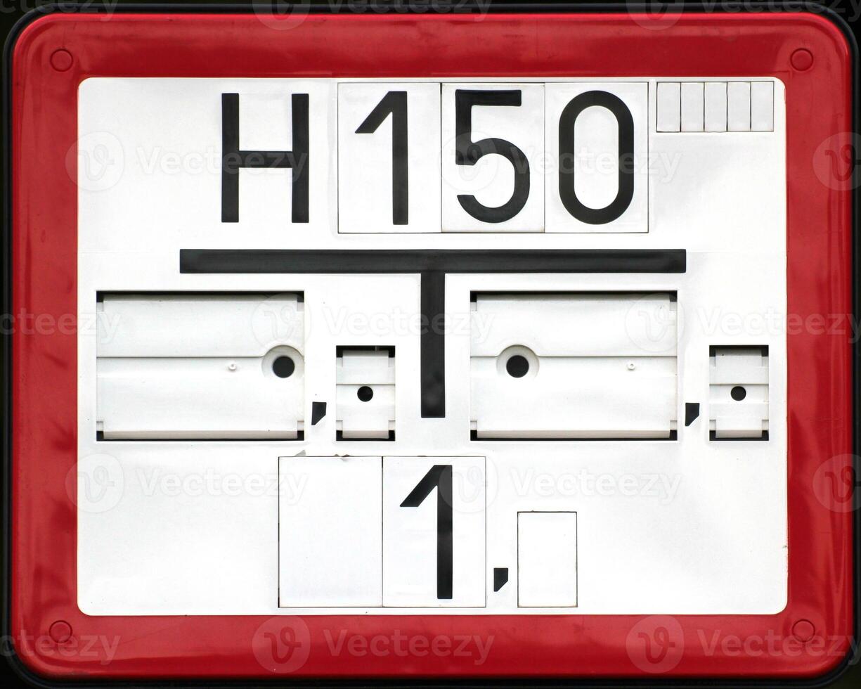 Fire hydrant sign in Germany. The top number tells the diameter of the pipe in millimeters, the lower one gives the position and distance of the underground hydrant from the sign. photo