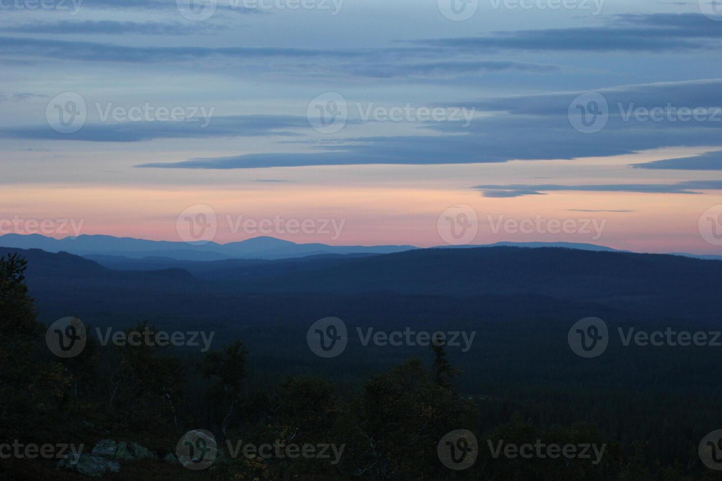 diferente sombras de azul y naranja visto desde un sueco montaña. foto