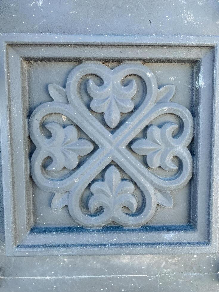 A gray square that prominently features a striking, intricate, and beautiful floral design on its surface, showcasing the depth of artistic creativity and meticulous attention to detail photo