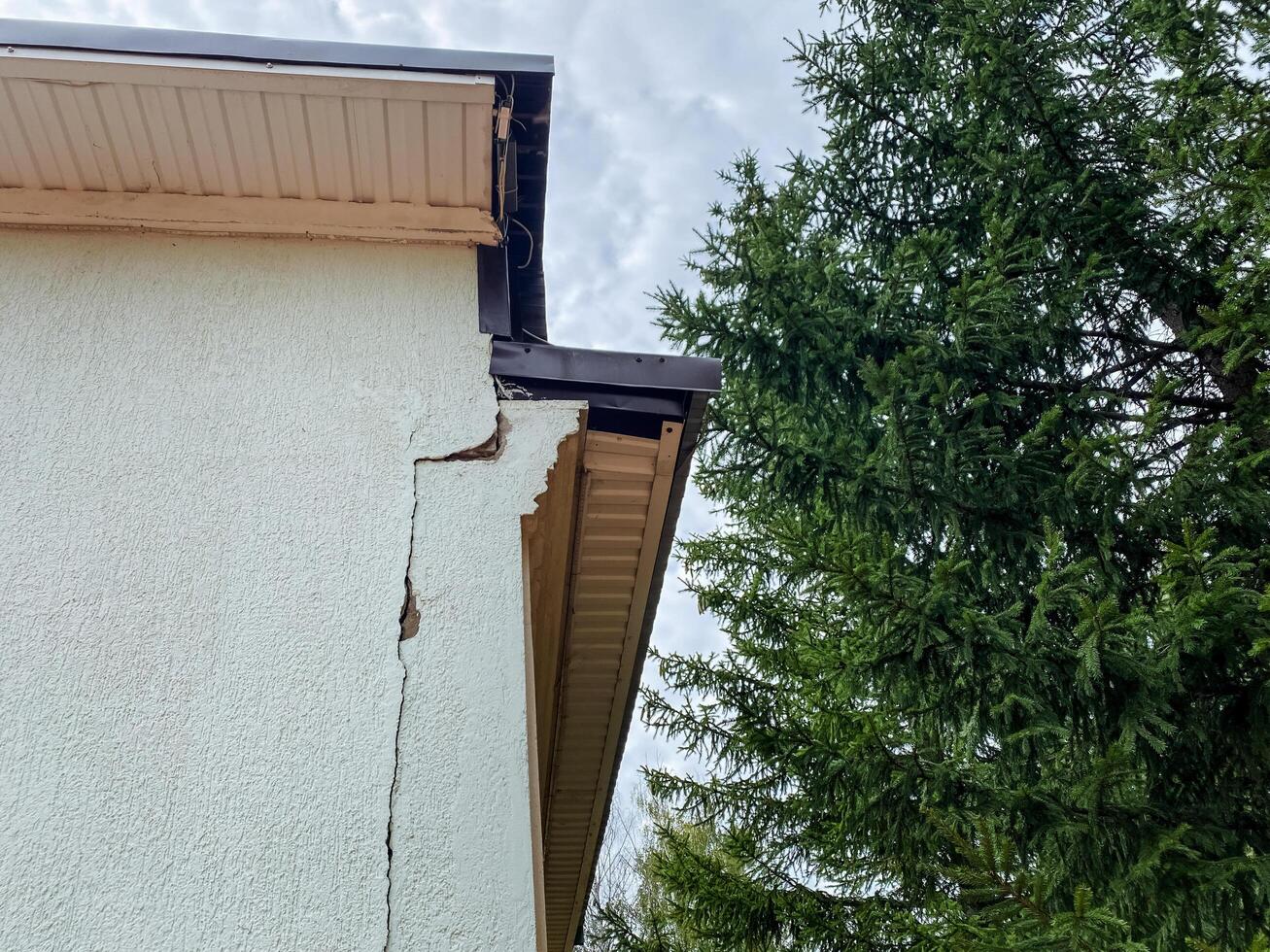 Structural Damage Detected at the Corner of a Residential Building, Raising Concerns for Homeowners and Safety photo